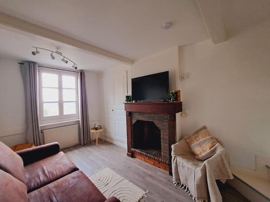 Charmant Duplex A Thiers, Vue Sur La Chaine Des Puys Exterior photo