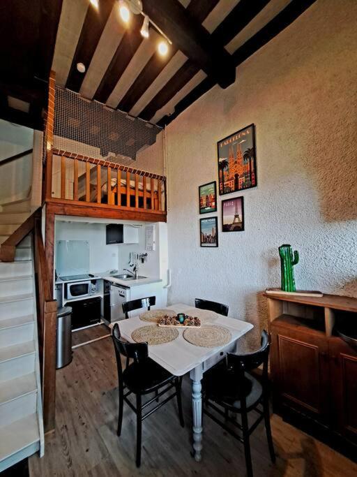 Charmant Duplex A Thiers, Vue Sur La Chaine Des Puys Exterior photo
