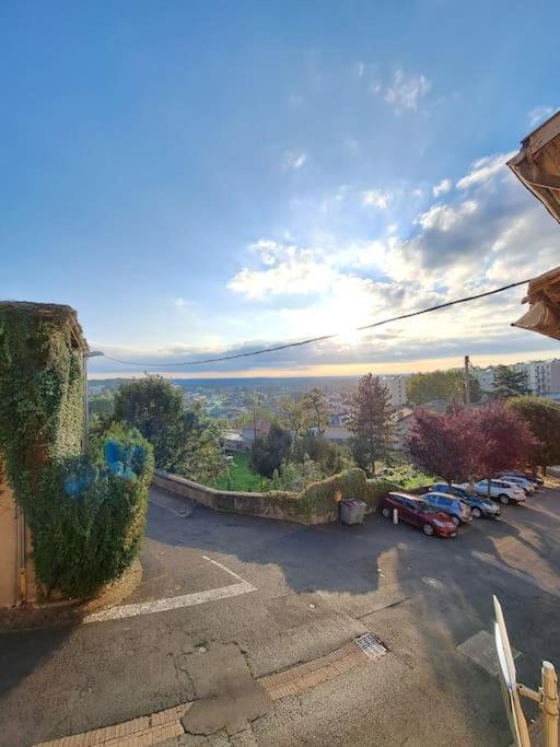 Charmant Duplex A Thiers, Vue Sur La Chaine Des Puys Exterior photo